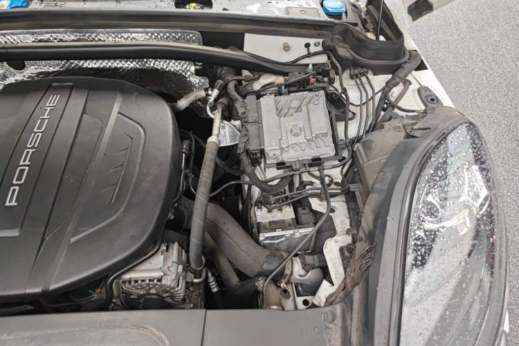 Used Porsche Macan 2018 Macan 2.0T Engine Bay Left
