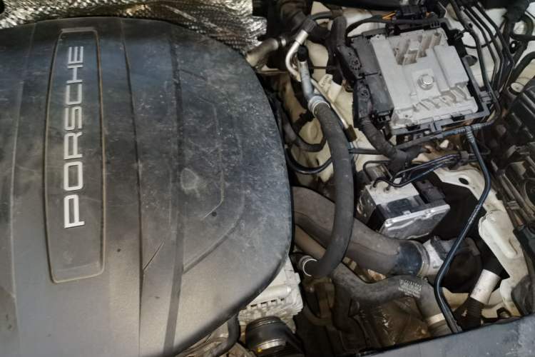 Used Porsche Macan 2018 Macan 2.0T Engine Bay Left