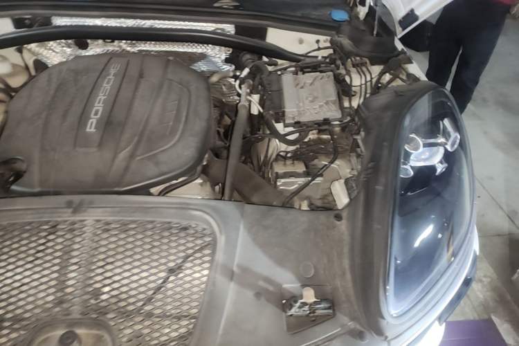 Used Porsche Macan 2018 Macan 2.0T Engine Bay Left