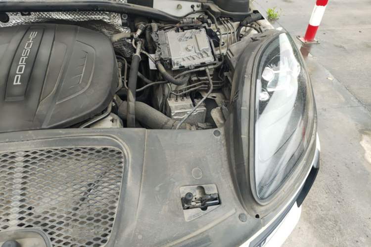 Used Porsche Macan 2018 Macan 2.0T Engine Bay Left