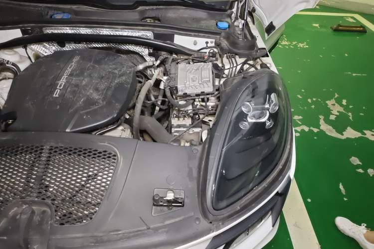 Used Porsche Macan 2018 Macan 2.0T Engine Bay Left