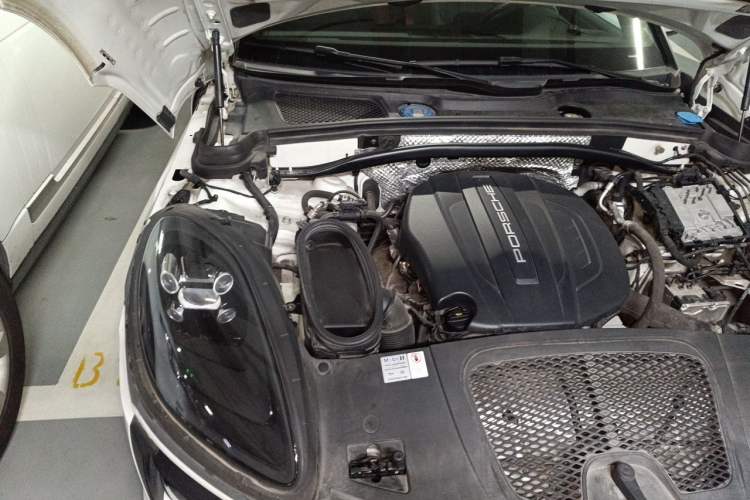 Used Porsche Macan 2018 Macan 2.0T Engine Bay Right