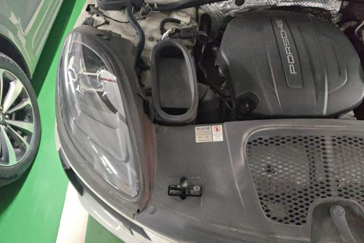 Used Porsche Macan 2018 Macan 2.0T Engine Bay Right