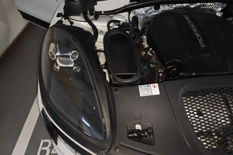 Used Porsche Macan 2018 Macan 2.0T Engine Bay Right