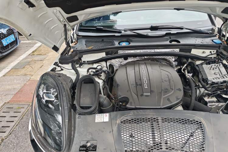 Used Porsche Macan 2018 Macan 2.0T Engine Bay Right