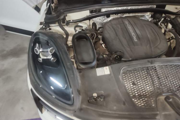 Used Porsche Macan 2018 Macan 2.0T Engine Bay Right