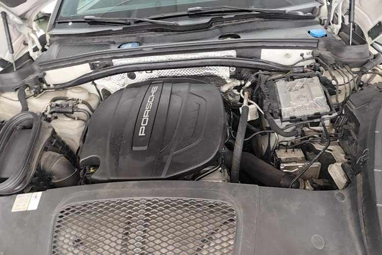 Used Porsche Macan 2018 Macan 2.0T Engine Bay