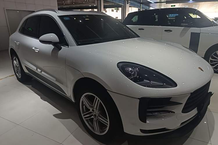 Used Porsche Macan 2018 Macan 2.0T Front Right 45 Deg