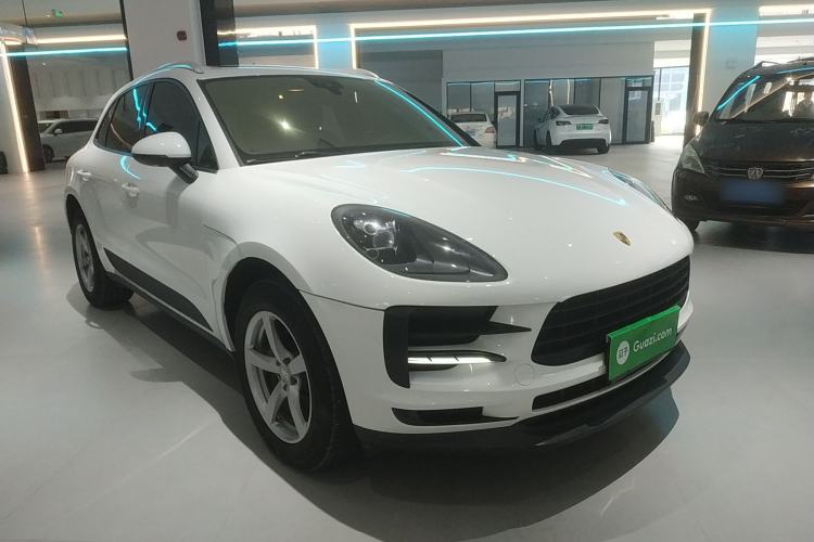 Used Porsche Macan 2018 Macan 2.0T Front Right 45 Deg