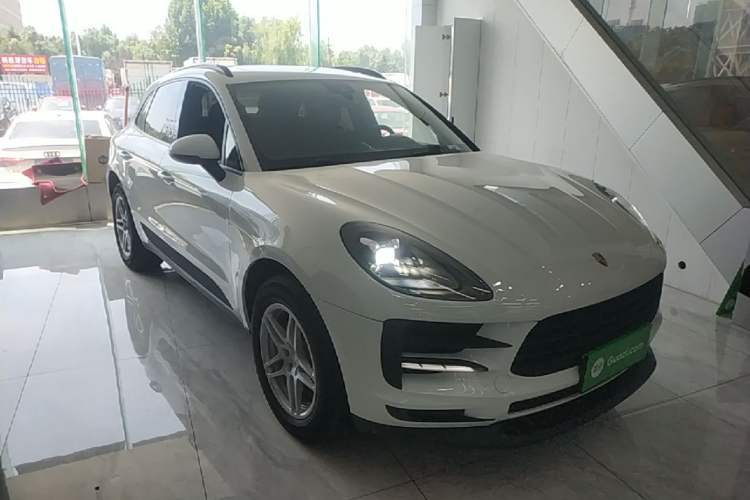 Used Porsche Macan 2018 Macan 2.0T Front Right 45 Deg