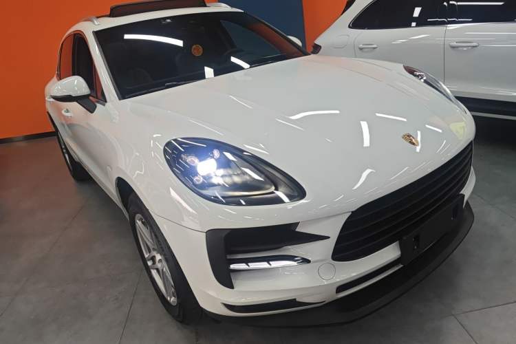 Used Porsche Macan 2018 Macan 2.0T Front Right 45 Deg