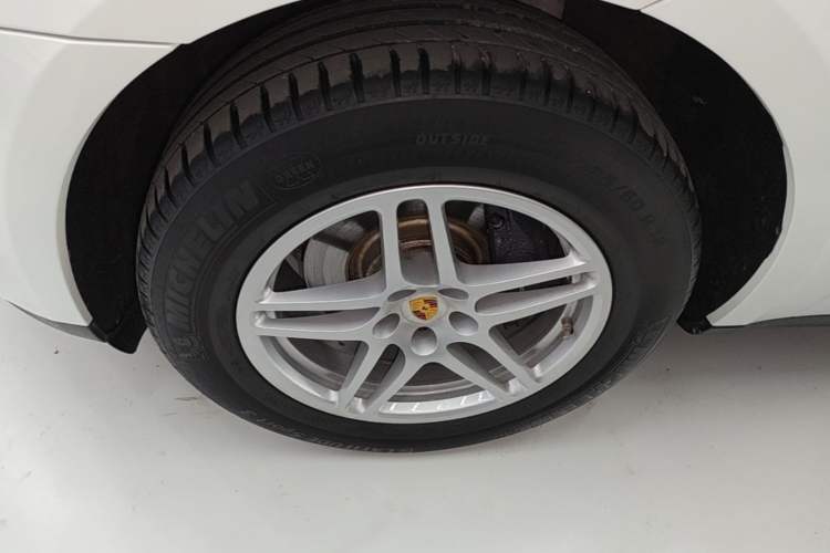 Used Porsche Macan 2018 Macan 2.0T Left Front Wheel Hub