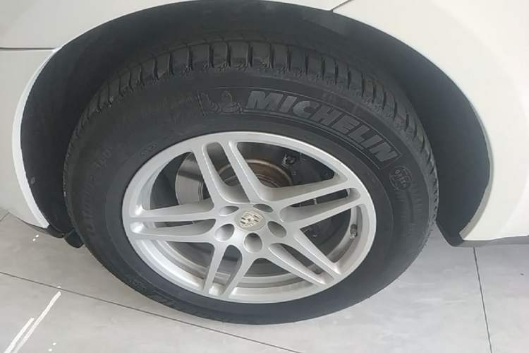 Used Porsche Macan 2018 Macan 2.0T Left Front Wheel Hub