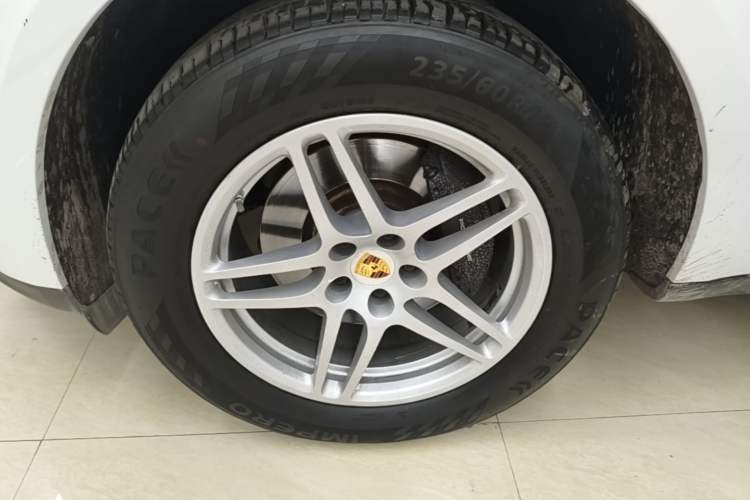 Used Porsche Macan 2018 Macan 2.0T Left Front Wheel Hub