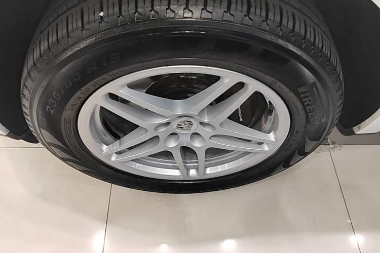 Used Porsche Macan 2018 Macan 2.0T Left Front Wheel Hub