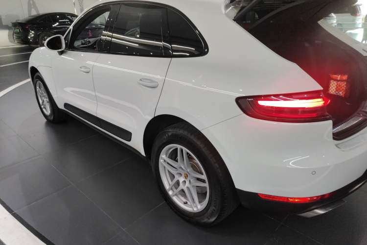 Used Porsche Macan 2018 Macan 2.0T Left Side