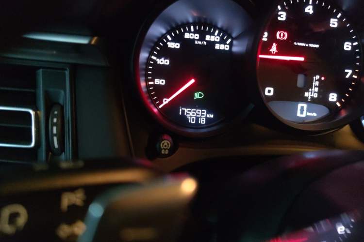 Used Porsche Macan 2018 Macan 2.0T Odometer Close Up