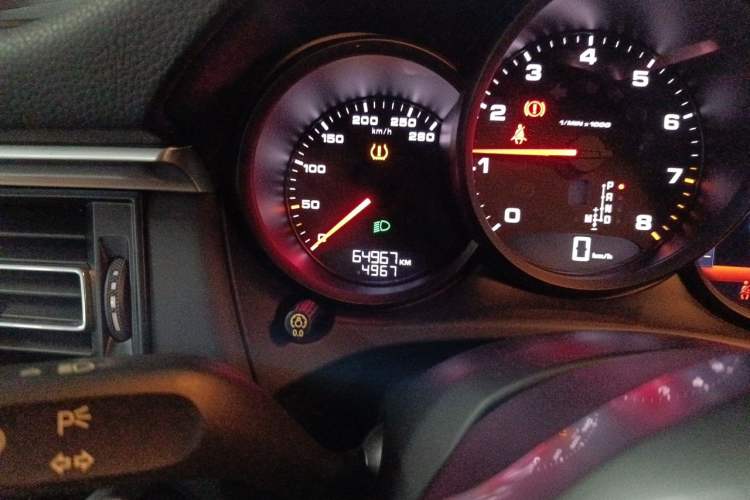 Used Porsche Macan 2018 Macan 2.0T Odometer Close Up