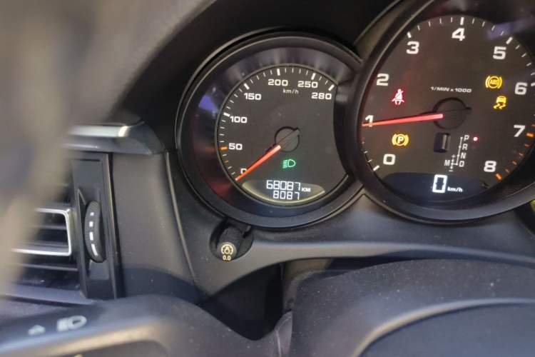 Used Porsche Macan 2018 Macan 2.0T Odometer Close Up