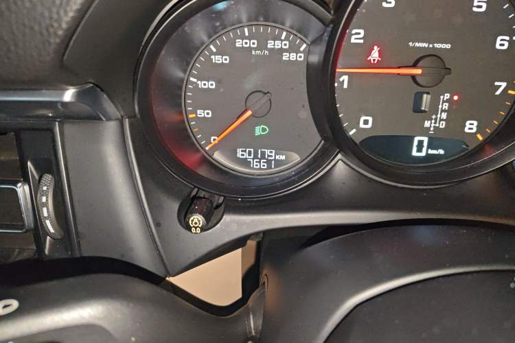 Used Porsche Macan 2018 Macan 2.0T Odometer Close Up
