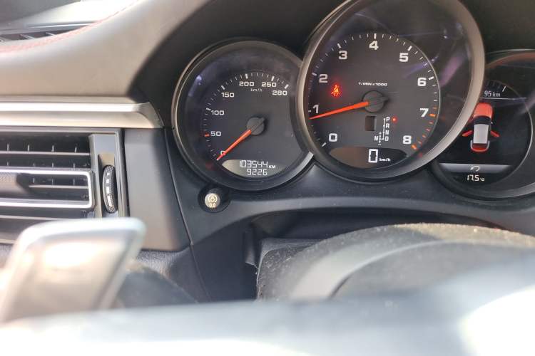 Used Porsche Macan 2018 Macan 2.0T Odometer Close Up