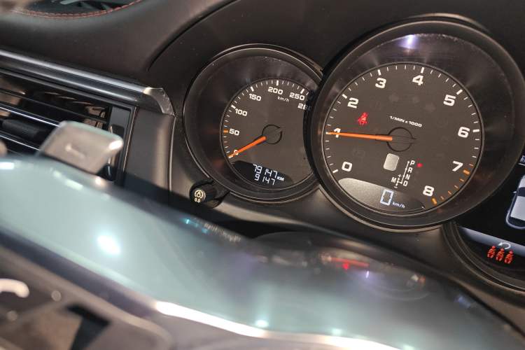Used Porsche Macan 2018 Macan 2.0T Odometer Close Up