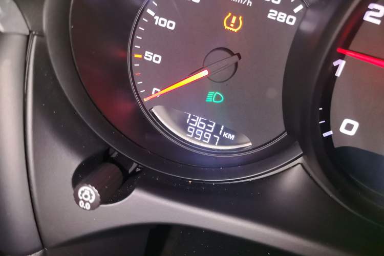 Used Porsche Macan 2018 Macan 2.0T Odometer Close Up