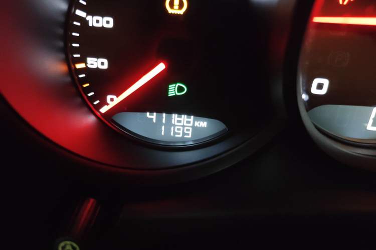 Used Porsche Macan 2018 Macan 2.0T Odometer Close Up