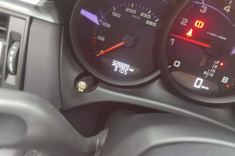 Used Porsche Macan 2018 Macan 2.0T Odometer Close Up
