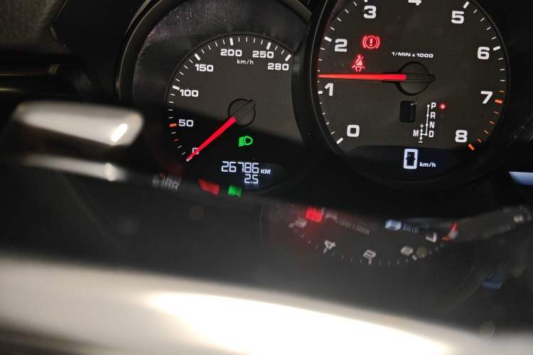 Used Porsche Macan 2018 Macan 2.0T Odometer Close Up