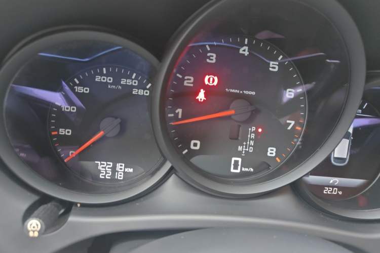 Used Porsche Macan 2018 Macan 2.0T Odometer Close Up