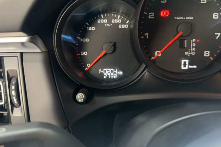 Used Porsche Macan 2018 Macan 2.0T Odometer Close Up