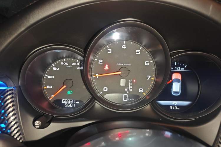 Used Porsche Macan 2018 Macan 2.0T Odometer Close Up