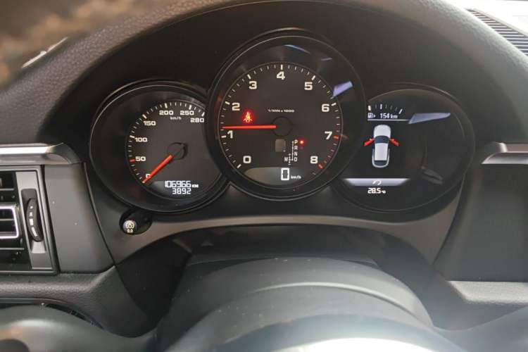 Used Porsche Macan 2018 Macan 2.0T Odometer Close Up