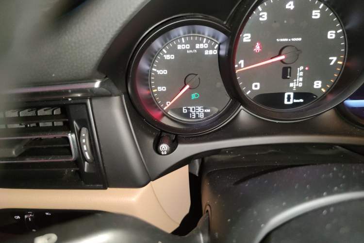Used Porsche Macan 2018 Macan 2.0T Odometer Close Up