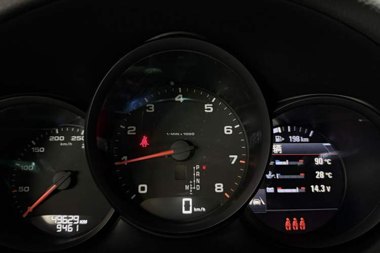 Used Porsche Macan 2018 Macan 2.0T Odometer Close Up