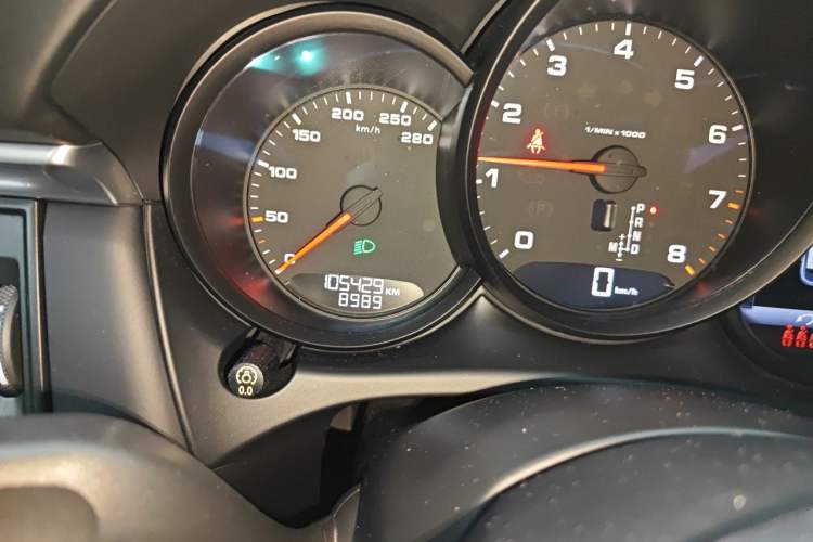 Used Porsche Macan 2018 Macan 2.0T Odometer Close Up