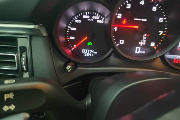 Used Porsche Macan 2018 Macan 2.0T Odometer Close Up