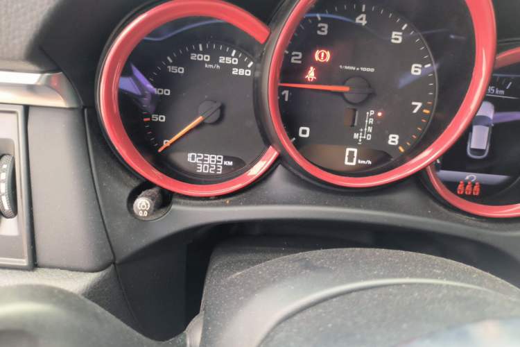 Used Porsche Macan 2018 Macan 2.0T Odometer Close Up