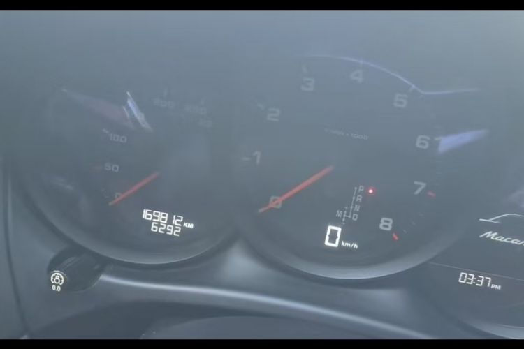 Used Porsche Macan 2018 Macan 2.0T Odometer Close Up