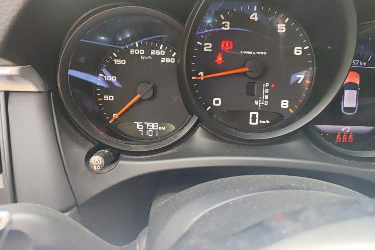 Used Porsche Macan 2018 Macan 2.0T Odometer Close Up