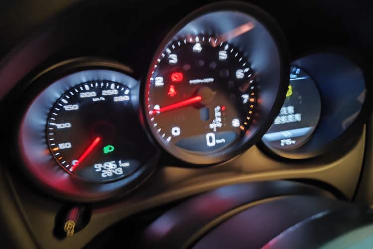 Used Porsche Macan 2018 Macan 2.0T Odometer Close Up