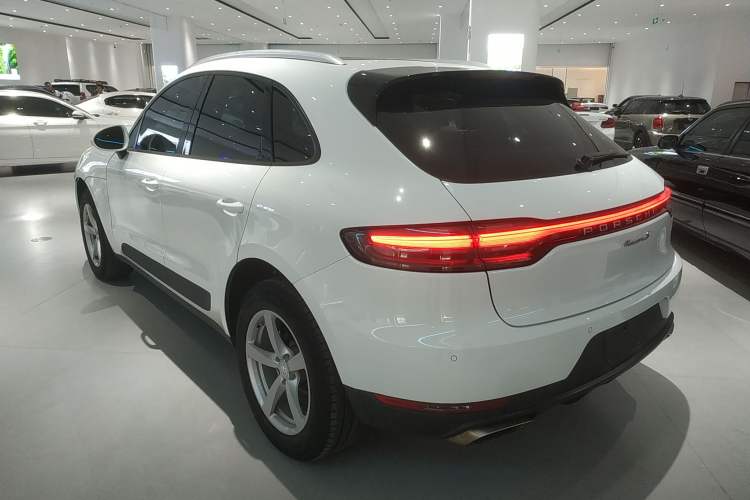 Used Porsche Macan 2018 Macan 2.0T Rear Left 45 Deg