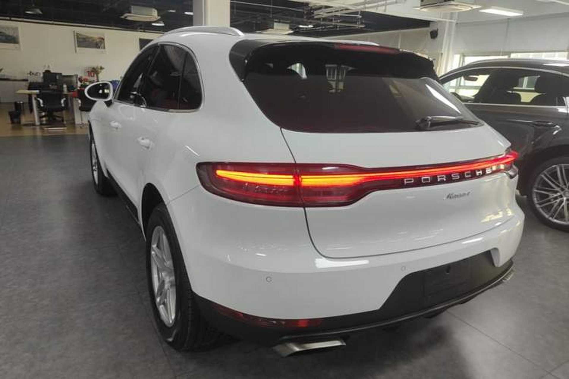 Used Porsche Macan 2018 Macan 2.0T Rear Left 45 Deg