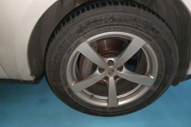 Used Porsche Macan 2018 Macan 2.0T Right Front Wheel Hub