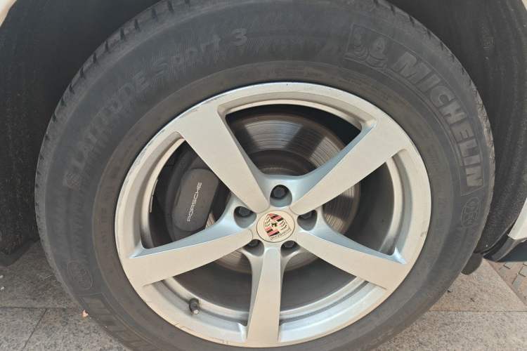 Used Porsche Macan 2018 Macan 2.0T Right Front Wheel Hub