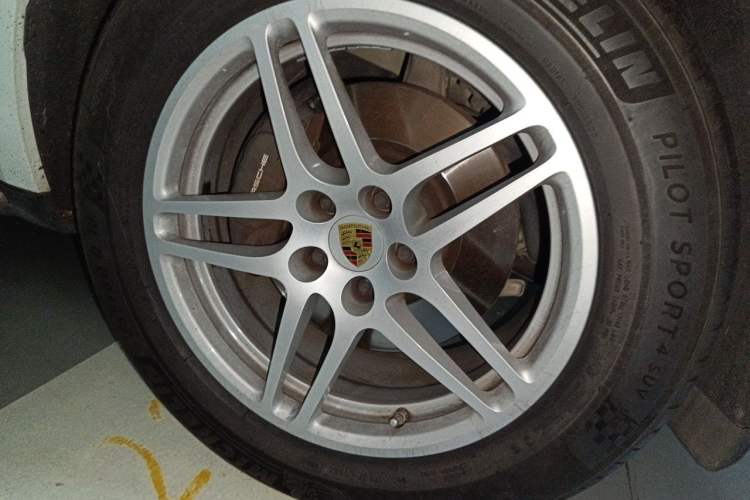 Used Porsche Macan 2018 Macan 2.0T Right Front Wheel Hub