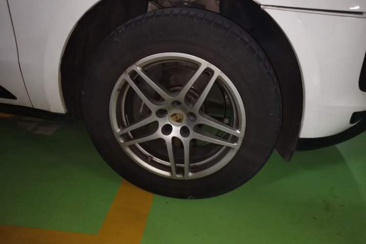Used Porsche Macan 2018 Macan 2.0T Right Front Wheel Hub