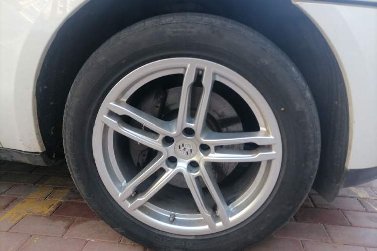 Used Porsche Macan 2018 Macan 2.0T Right Front Wheel Hub