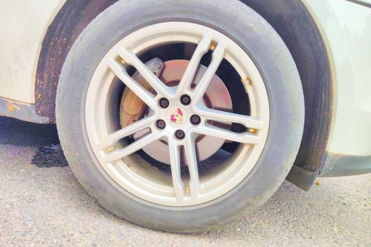 Used Porsche Macan 2018 Macan 2.0T Right Front Wheel Hub